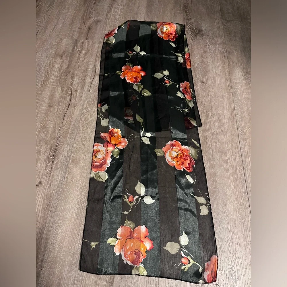 Table Runner - Picture 1 of 2